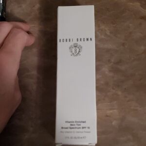 Bobbi Brown Vitamin Enriched Skin Tint SPF 15 Golden 6